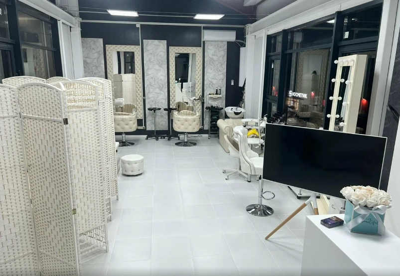 Салон красоты Royal Beauty 33 в Краснодаре: Стрижка волос, Укладка волос, Стрижка парика, Градиентное окрашивание, Макияж, Мужской педикюр, Татуаж губ, Восстановление ресниц,