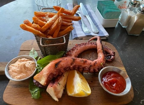 Ресторан Fish Bone в Адлере: Винный бар, Паназиатская кухня, Банкетный зал, Тайская кухня, Терраса, Настольные игры, Завтрак,