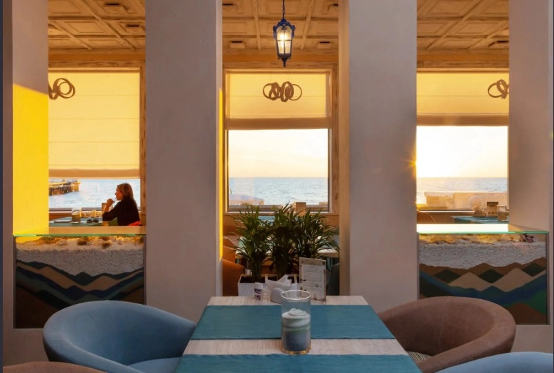 Ресторан Bistro de La Mer в Адлере: Терраса, Живая музыка, Грузинская кухня, Итальянская кухня, Французская кухня, Морепродукты, Завтрак, Блюда на мангале,