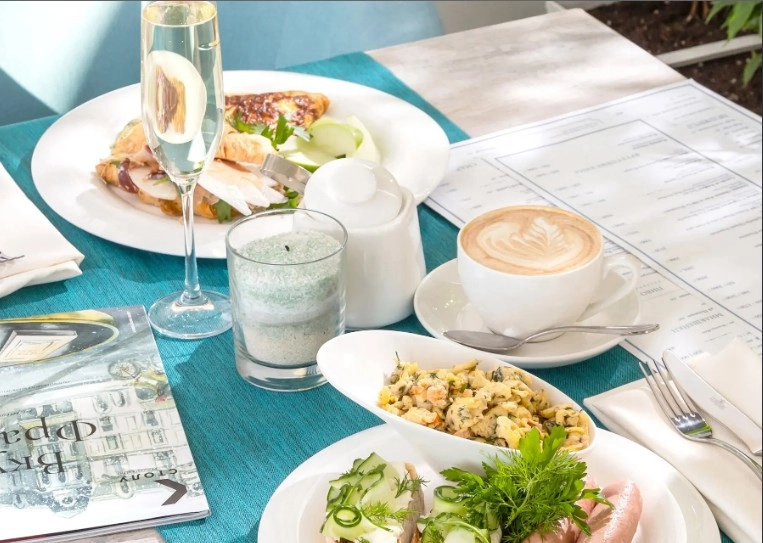 Ресторан Bistro de La Mer в Адлере: Терраса, Живая музыка, Грузинская кухня, Итальянская кухня, Французская кухня, Морепродукты, Завтрак, Блюда на мангале,