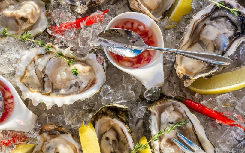 Ресторан Bistro de La Mer в Адлере: Терраса, Живая музыка, Грузинская кухня, Итальянская кухня, Французская кухня, Морепродукты, Завтрак, Блюда на мангале,