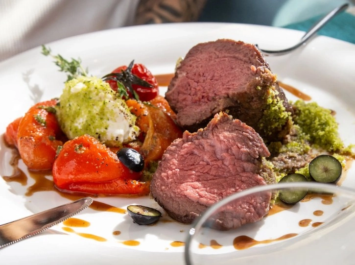 Ресторан Bistro de La Mer в Адлере: Терраса, Живая музыка, Грузинская кухня, Итальянская кухня, Французская кухня, Морепродукты, Завтрак, Блюда на мангале,