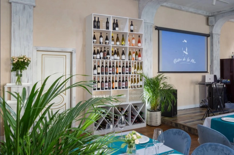 Ресторан Bistro de La Mer в Адлере: Терраса, Живая музыка, Грузинская кухня, Итальянская кухня, Французская кухня, Морепродукты, Завтрак, Блюда на мангале,