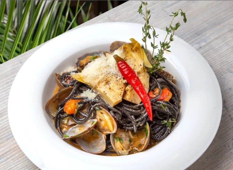 Ресторан Bistro de La Mer в Адлере: Терраса, Живая музыка, Грузинская кухня, Итальянская кухня, Французская кухня, Морепродукты, Завтрак, Блюда на мангале,