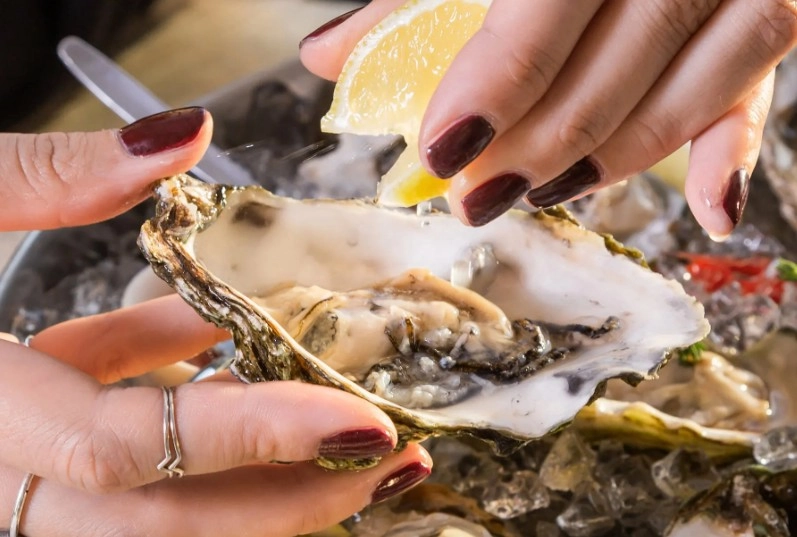 Ресторан Bistro de La Mer в Адлере: Терраса, Живая музыка, Грузинская кухня, Итальянская кухня, Французская кухня, Морепродукты, Завтрак, Блюда на мангале,