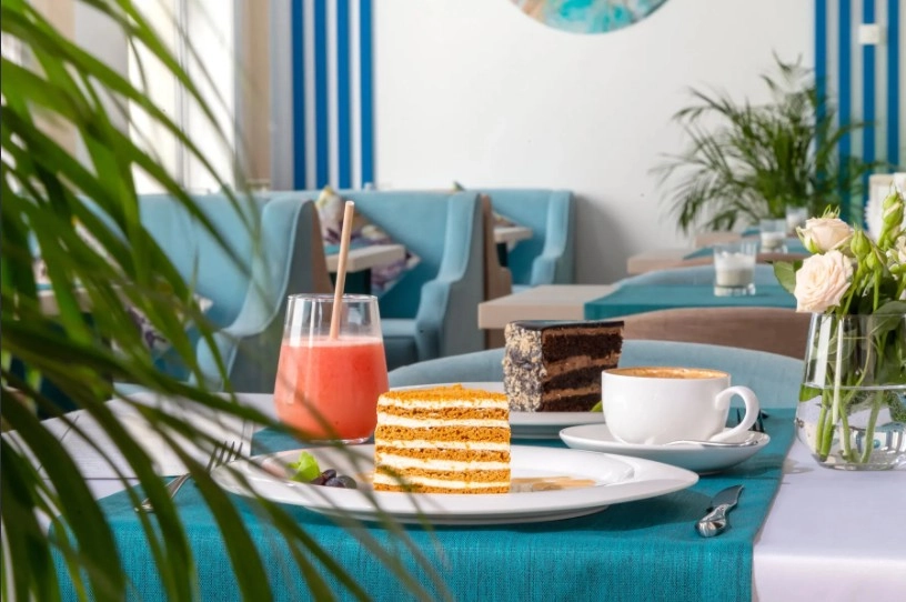 Ресторан Bistro de La Mer в Адлере: Терраса, Живая музыка, Грузинская кухня, Итальянская кухня, Французская кухня, Морепродукты, Завтрак, Блюда на мангале,