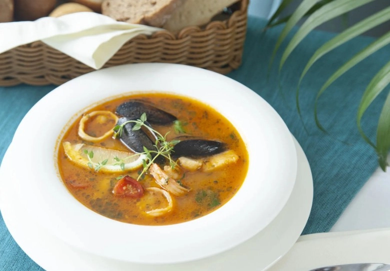 Ресторан Bistro de La Mer в Адлере: Терраса, Живая музыка, Грузинская кухня, Итальянская кухня, Французская кухня, Морепродукты, Завтрак, Блюда на мангале,