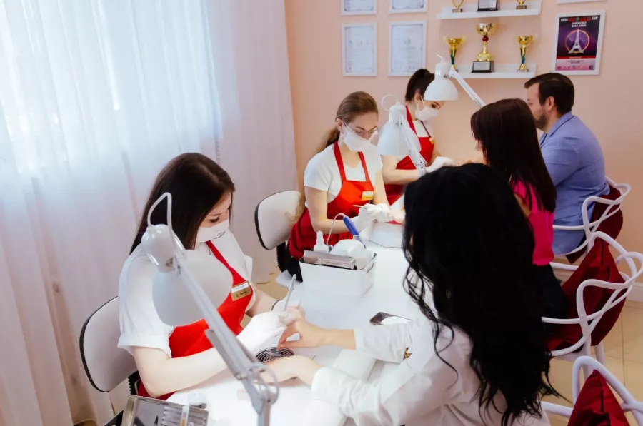 Ногтевая студия Commode Nails в Краснодаре: Гель-лак, Наращивание гелем, Дизайн ногтей, Парафиновые ванночки, Мужской маникюр, Наличный расчёт, Оплата картой, Аппаратный маникюр, Педикюр,