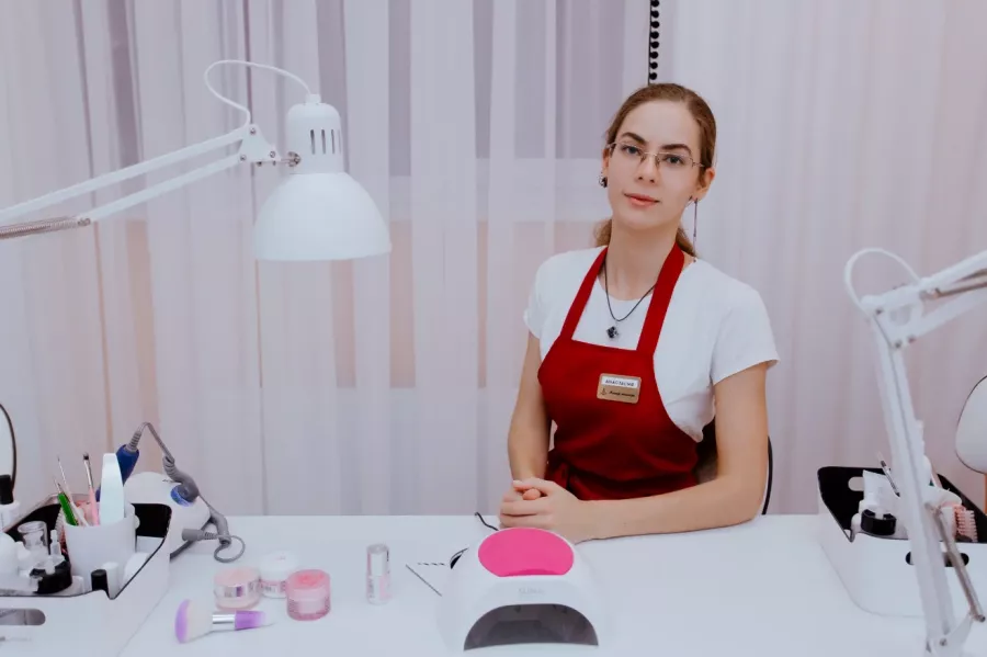 Ногтевая студия Commode Nails в Краснодаре: Гель-лак, Наращивание гелем, Дизайн ногтей, Парафиновые ванночки, Мужской маникюр, Наличный расчёт, Оплата картой, Аппаратный маникюр, Педикюр,