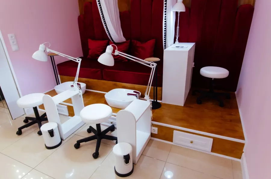 Ногтевая студия Commode Nails в Краснодаре: Гель-лак, Наращивание гелем, Дизайн ногтей, Парафиновые ванночки, Мужской маникюр, Наличный расчёт, Оплата картой, Аппаратный маникюр, Педикюр,