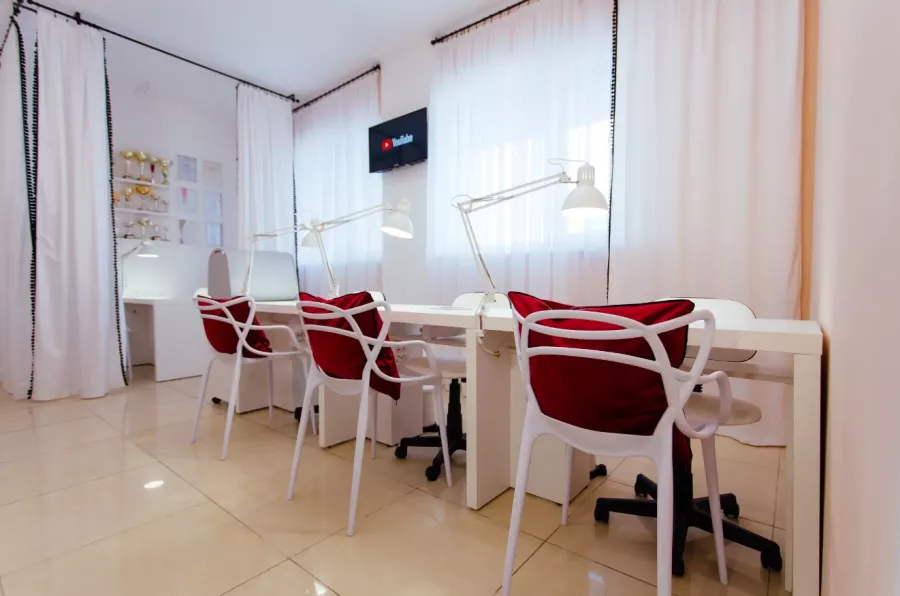 Ногтевая студия Commode Nails в Краснодаре: Гель-лак, Наращивание гелем, Дизайн ногтей, Парафиновые ванночки, Мужской маникюр, Наличный расчёт, Оплата картой, Аппаратный маникюр, Педикюр,