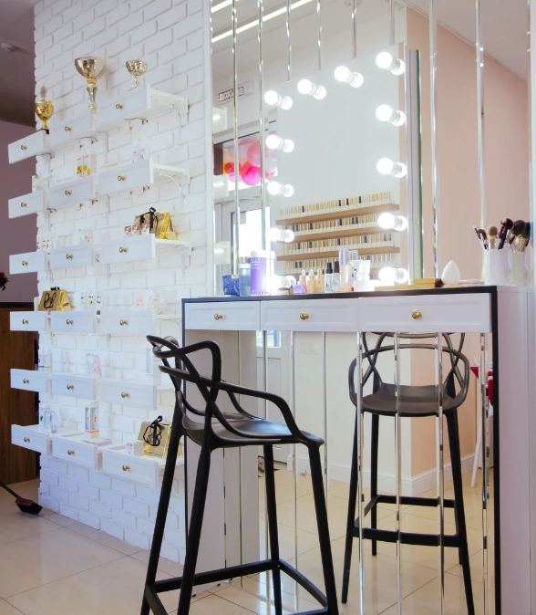 Ногтевая студия Commode Nails в Краснодаре: Гель-лак, Наращивание гелем, Дизайн ногтей, Парафиновые ванночки, Мужской маникюр, Наличный расчёт, Оплата картой, Аппаратный маникюр, Педикюр,