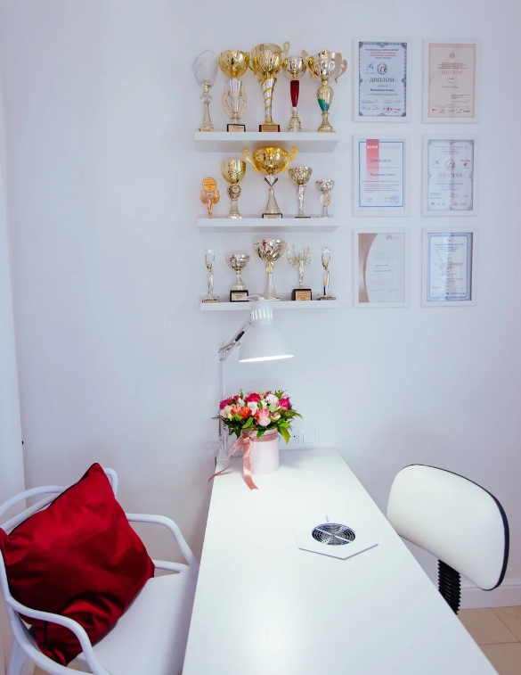 Ногтевая студия Commode Nails в Краснодаре: Гель-лак, Наращивание гелем, Дизайн ногтей, Парафиновые ванночки, Мужской маникюр, Наличный расчёт, Оплата картой, Аппаратный маникюр, Педикюр,
