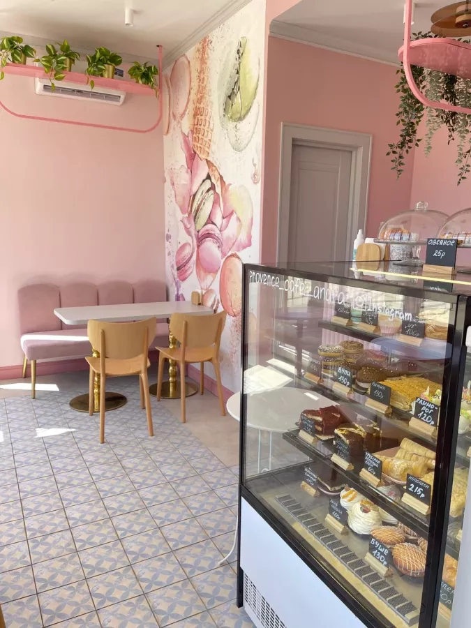 Кафе Provence в Анапе: Летняя терраса, Детский уголок, Можно с собакой, Панорамный вид, Можно с ноутбуком, Настольные игры,