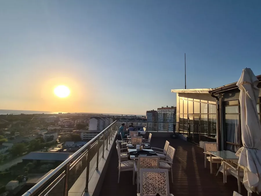Ресторан Brut8 в Анапе: Средиземноморская кухня, Летняя терраса, Европейская кухня, Танцпол, Проведение банкетов,
