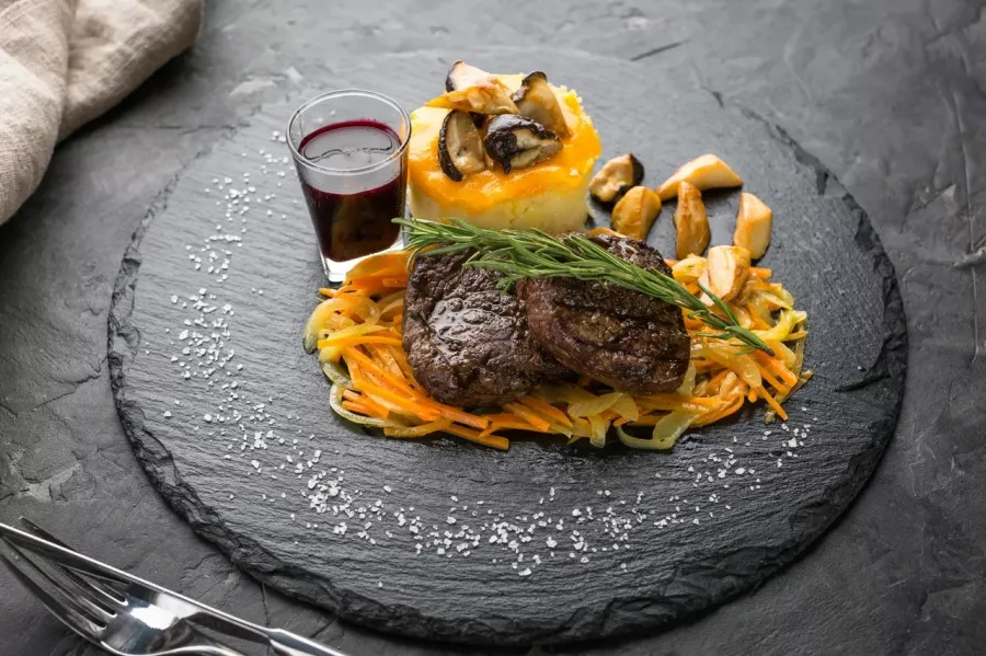 Ресторан Brut8 в Анапе: Средиземноморская кухня, Летняя терраса, Европейская кухня, Танцпол, Проведение банкетов,