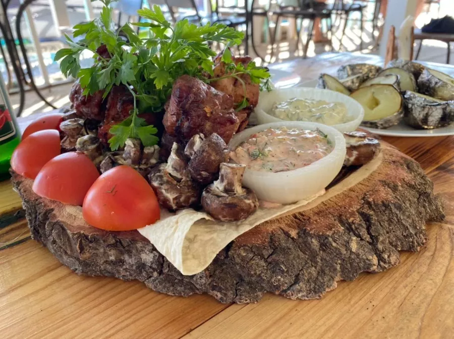 Кафе Море на вкус в Анапе: Русская кухня, Танцпол, Постное меню, Проведение банкетов, Панорамный вид, Можно с собакой, Европейская кухня, Восточная кухня, Настольные игры,