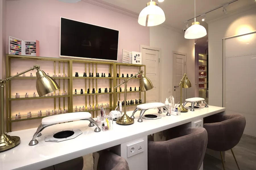 Салон красоты Studio 13 beauty в Краснодаре: Детская стрижка, Сложное окрашивание волос, Дизайн ногтей, Аппаратный маникюр, Педикюр, Мужской маникюр, Ламинирование ресниц, Наращивание гелем,