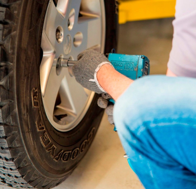 Автосервис Leo's Garage в Дубаи: Автомеханик , ТО авто , Починка машины , Покраска авто , Шиномонтаж ,