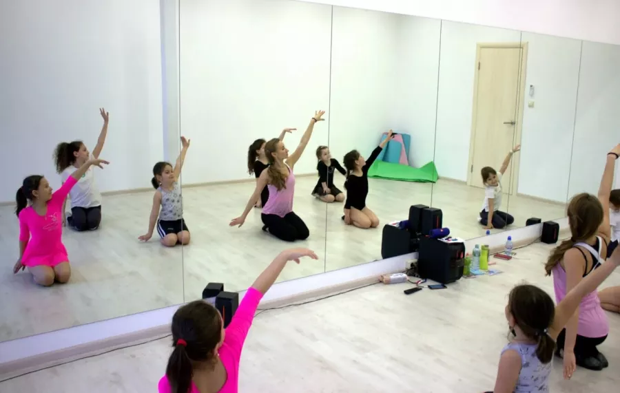 Студия танцев, йоги и фитнеса SOCHI DANCE в Адлере: Тренажерный зал, Групповые занятия, Йога, Фитнес, Танцы, Персональные тренировки, Пилатес, Массаж, Стретчинг, Зумба,