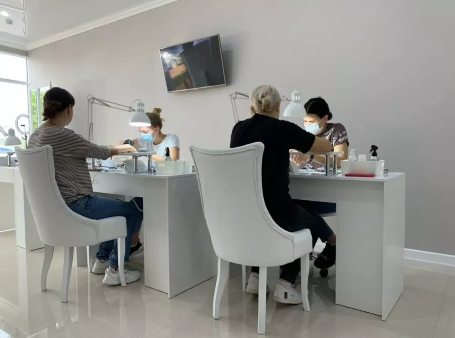 Школа маникюра и дизайна Omanicure в Краснодаре: Гель-лак, Наращивание гелем, Дизайн ногтей, Оплата картой, Аппаратный маникюр, Наличный расчёт, Мужской маникюр, Педикюр,