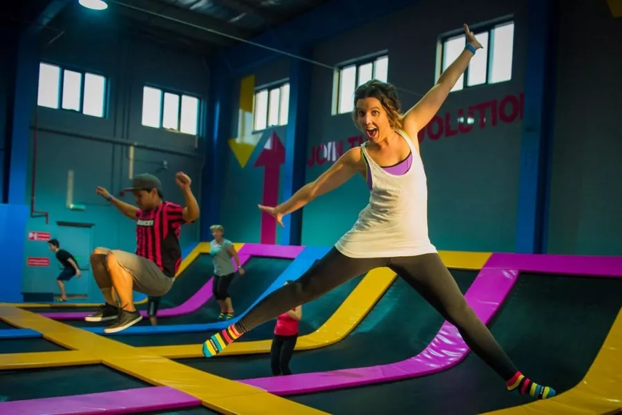 Батутный центр Bounce Dubai в Дубаи: Фристайл , Прыжки , Трюки , Трюковые батуты ,