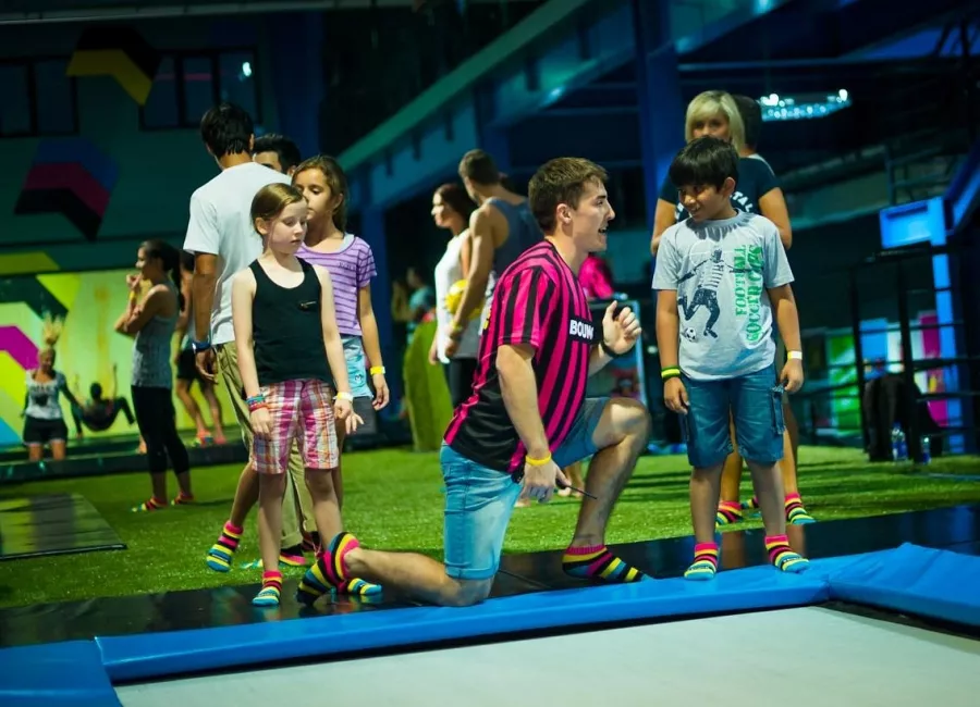 Батутный центр Bounce Dubai в Дубаи: Фристайл , Прыжки , Трюки , Трюковые батуты ,