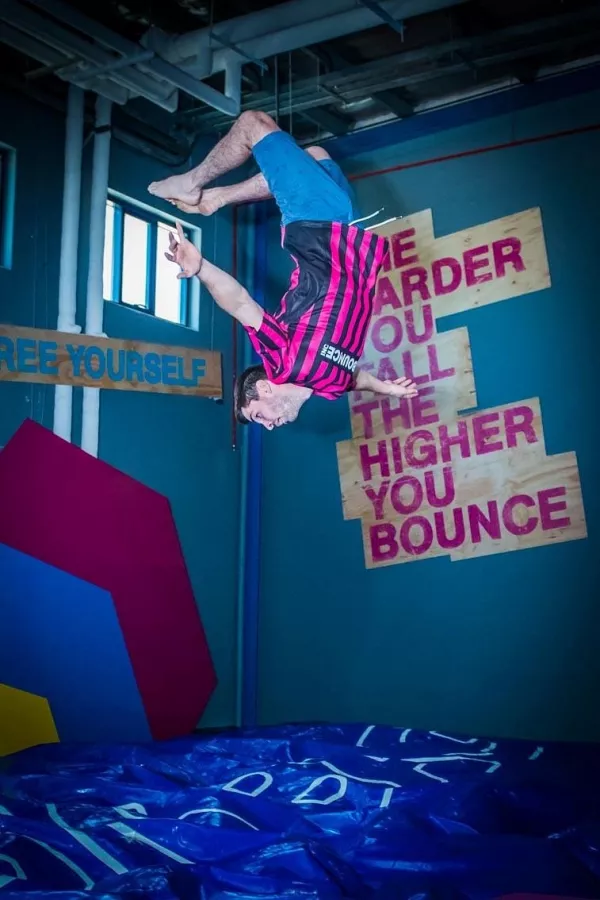 Батутный центр Bounce Dubai в Дубаи: Фристайл , Прыжки , Трюки , Трюковые батуты ,