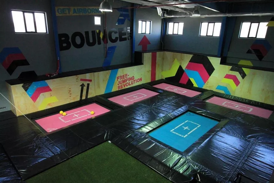 Батутный центр Bounce Dubai в Дубаи: Фристайл , Прыжки , Трюки , Трюковые батуты ,