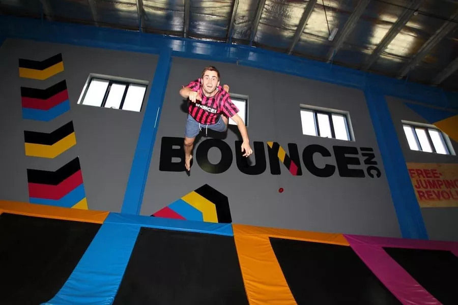 Батутный центр Bounce Dubai в Дубаи: Фристайл , Прыжки , Трюки , Трюковые батуты ,