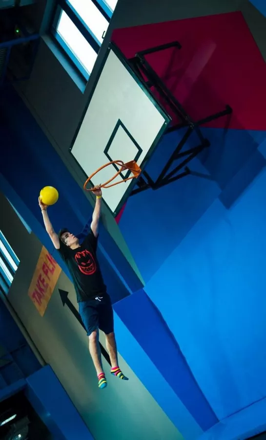 Батутный центр Bounce Dubai в Дубаи: Фристайл , Прыжки , Трюки , Трюковые батуты ,