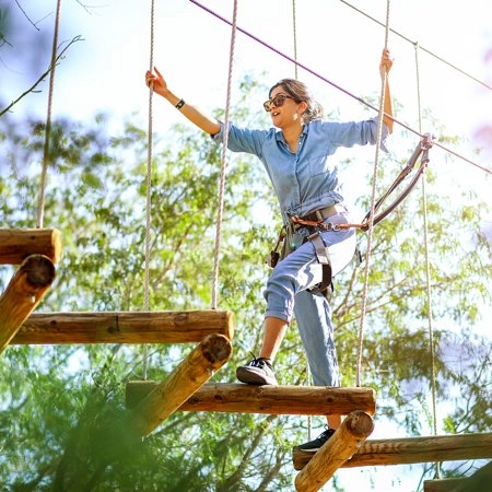 Тематический парк Aventura Parks в Дубаи: Зиплайн , Веревочный городок , Экстрим , Парк тимбилдинга , Полоса препятствий ,