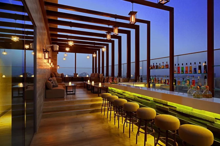 Отель Aloft Palm Jumeirah 4* в Дубаи: Прибрежный отель , Бар на крыше , Бассейн , Фитнес , Конференц-зал,