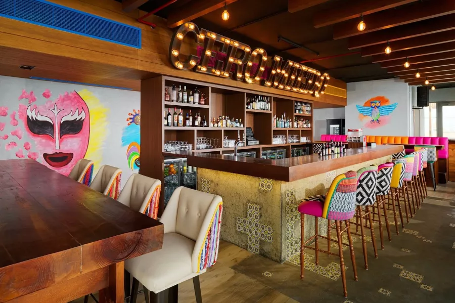 Отель Aloft Palm Jumeirah 4* в Дубаи: Прибрежный отель , Бар на крыше , Бассейн , Фитнес , Конференц-зал,