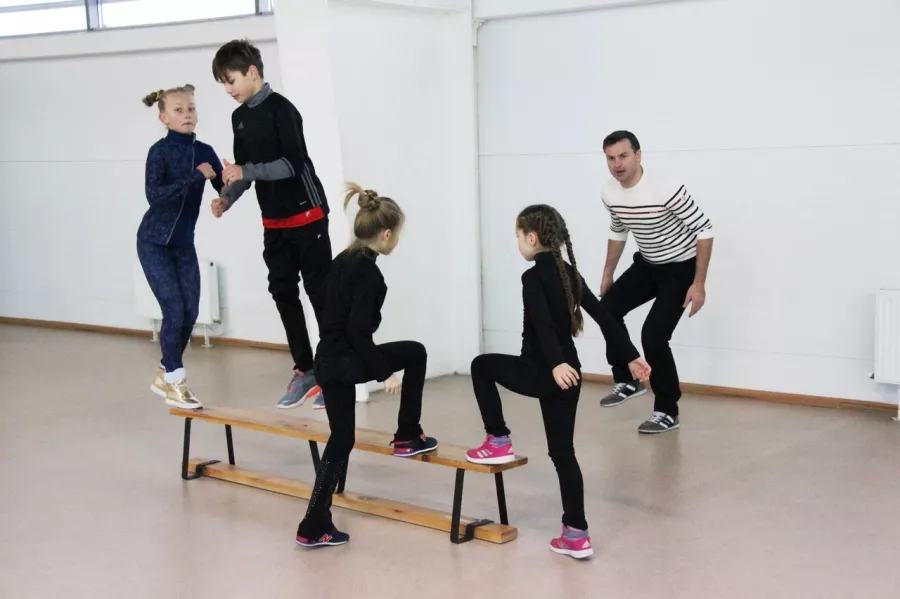 Клуб фигурного катания Аксель в Адлере: Танцы, Групповые занятия, Фигурное катание, Тренер,