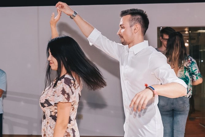 Школа танцев Dance Studios JLT в Дубаи: Уроки танцев , Хореография , Вальс , Больные танцы , Современная хореография , Румба , Танго ,