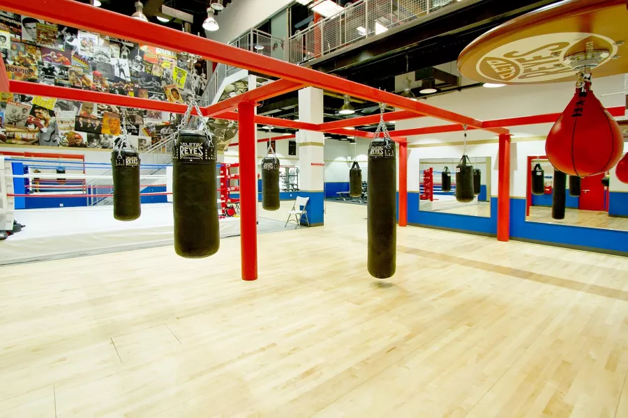 Школа бокса Round 10 Boxing Club в Дубаи: Кикбоксинг , Тренировки по боксу , Похудение в зале , Боксер , Боксерская груша ,