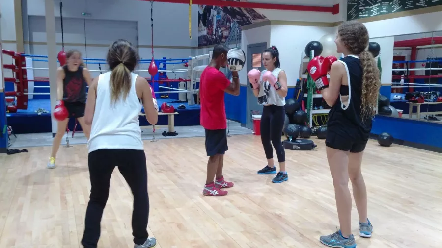 Школа бокса Round 10 Boxing Club в Дубаи: Кикбоксинг , Тренировки по боксу , Похудение в зале , Боксер , Боксерская груша ,