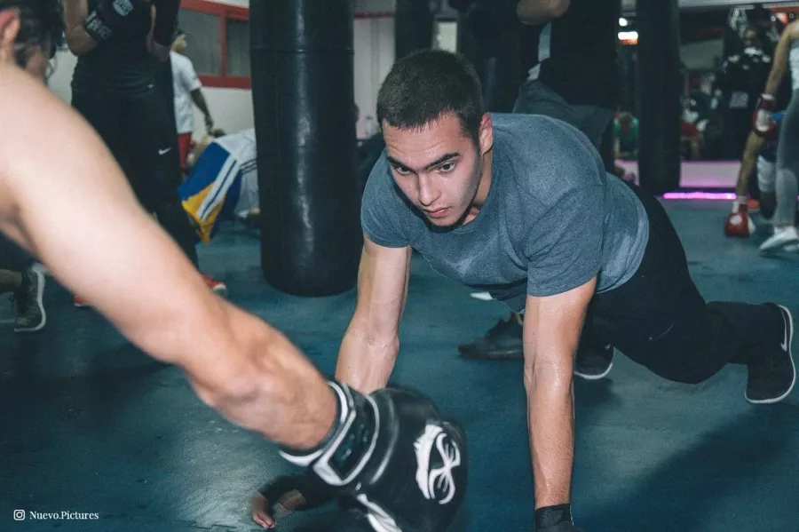Школа бокса Round 10 Boxing Club в Дубаи: Кикбоксинг , Тренировки по боксу , Похудение в зале , Боксер , Боксерская груша ,
