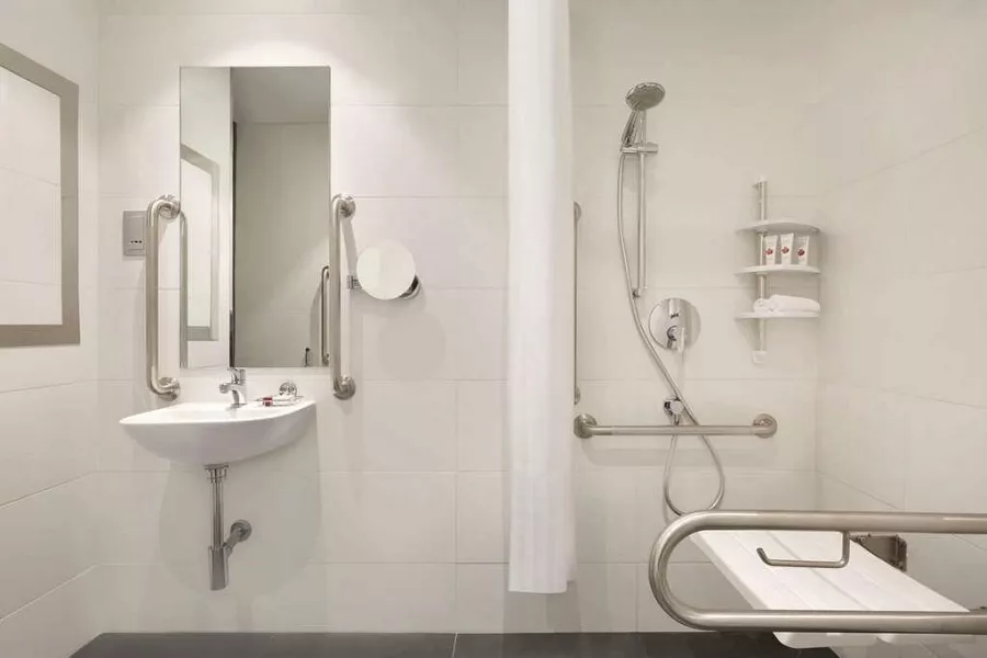 Отель Tryp by Wyndham Dubai 4* в Дубаи: Отель в центре , Открытый бассейн , Конференц-зал, Комфортные номера , Ресторан при отеле ,