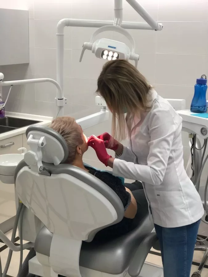 Стоматология VI-DENTA в Сочи: Зубы, Лечение кариеса, Установка имплантов, Виниры, Ортодонт,