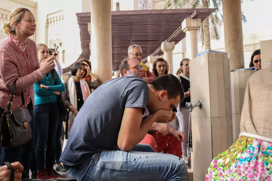 Музей Jumeirah Mosque в Дубаи: Музей в мечети , Артефакты , Инсталляции , Фотграфии 80-х , Прошлое Дубая , Экскурсия,