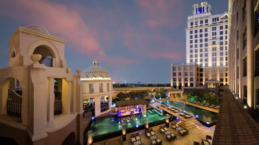 Отель Kempinski Mall Of The Emirates 5* в Дубаи: Люксовый отель , Открытый бассейн , Спа комплекс , Конференц-зал, Изысканные блюда ,