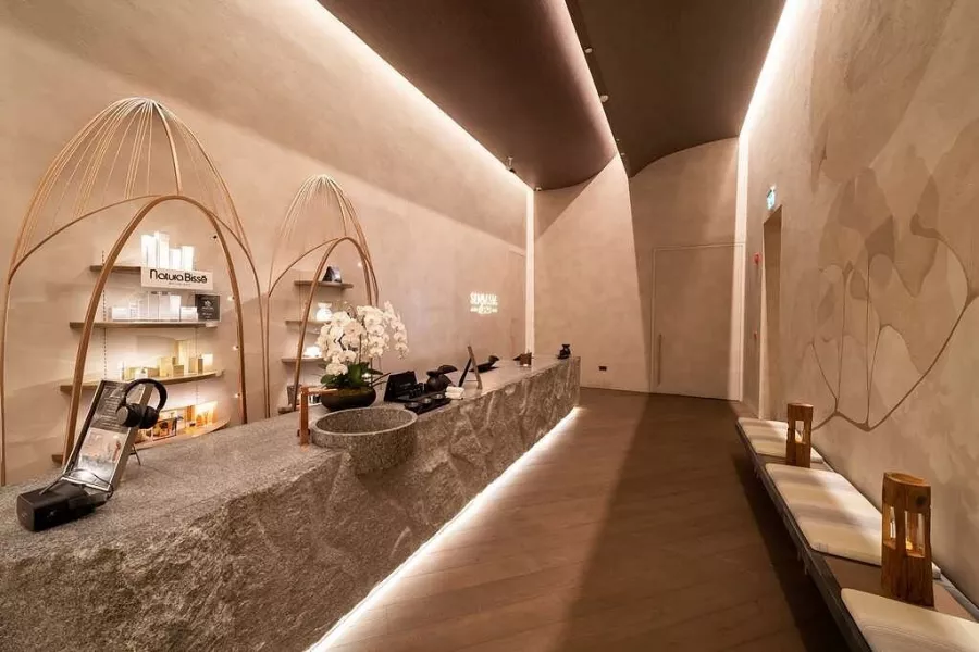 Отель Kempinski Mall Of The Emirates 5* в Дубаи: Люксовый отель , Открытый бассейн , Спа комплекс , Конференц-зал, Изысканные блюда ,