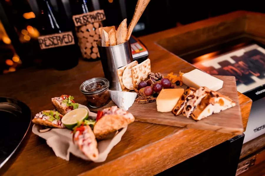 Бар Grapeskin Grape Bar and Kitchen в Дубаи: Коктейли , Бар и виноградники , Танцы в баре , Изысканные блюда , Сырные закуски ,