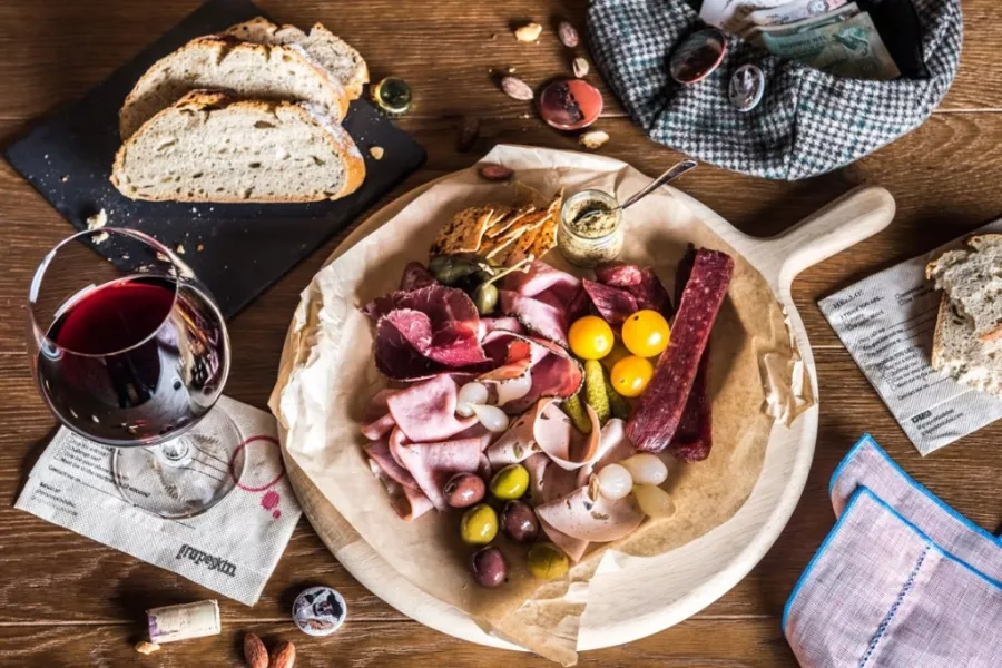 Бар Grapeskin Grape Bar and Kitchen в Дубаи: Коктейли , Бар и виноградники , Танцы в баре , Изысканные блюда , Сырные закуски ,