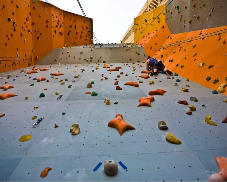 Скалодром Dorell Climbing Center в Дубаи: Скалолазание , Фитнес, Скалолазание по канату , Тренеры , Альпинизм ,