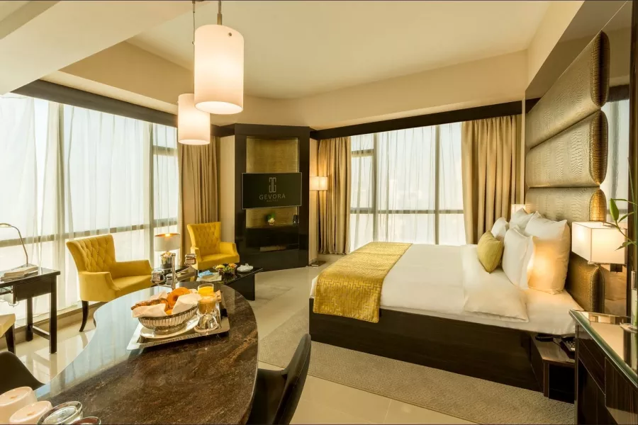 Отель Gevora Hotel 4* в Дубаи: Пентхаусы , Терраса у бассейна , Оздоровительный комплекс , Детский бассейн , Комфортные номера , Тренажерный зал ,