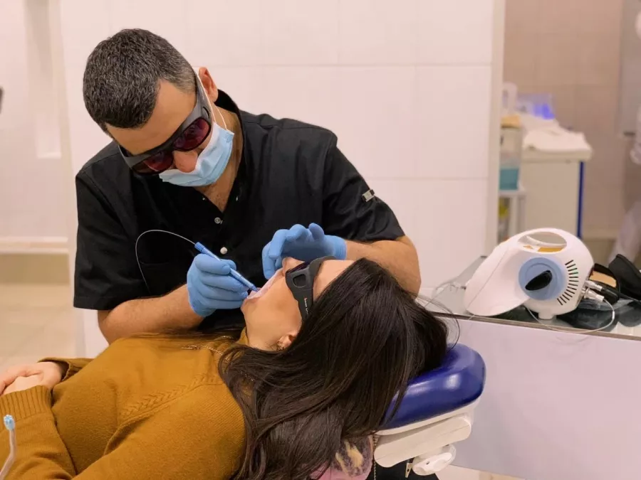 Стоматологическая клиника Royal Dental в Сочи: Зубы, Ортодонт, Лечение кариеса, Брекеты, Установка имплантов,
