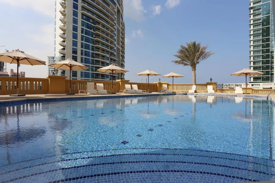 Отель Ramada Hotel & Suites by Wyndham JBR 4* в Дубаи: Просторные номера , Бассейн , Детская площадка , Шведский стол , Конференц-зал,